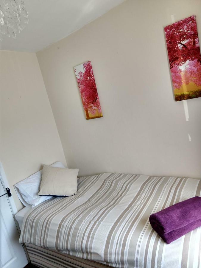 Rowe Gardens - Self Catering - Guesthouse Style - Comfortable Twin Or Double Rooms - Quiet Residential Area Workington Eksteriør bilde